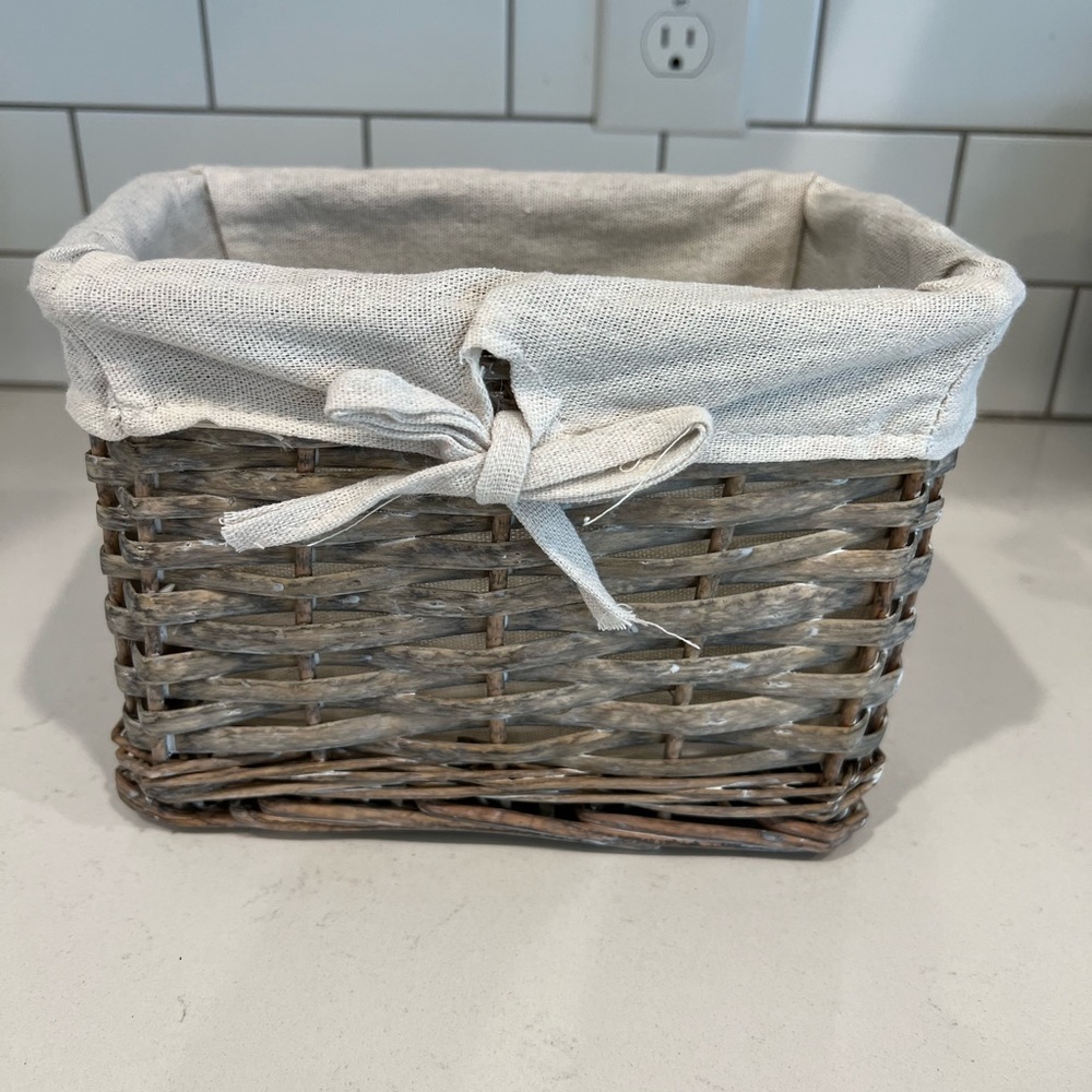 Farmhouse lined woven basket